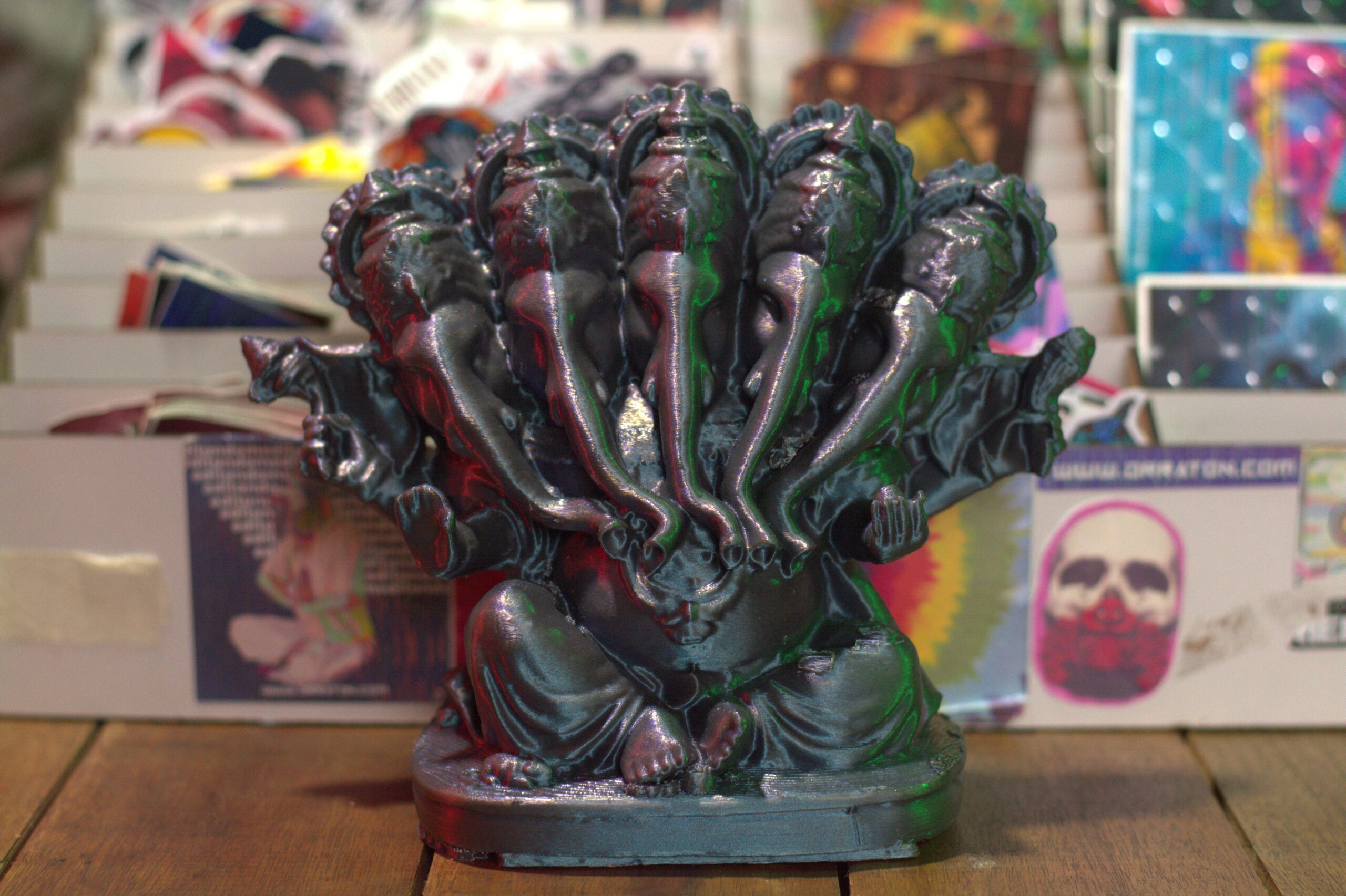 ganesh de 5 cabezas estatua black and white