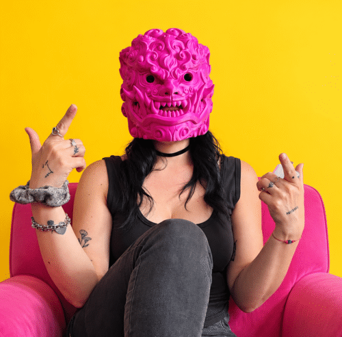 Inicio retrato pop con máscara magenta